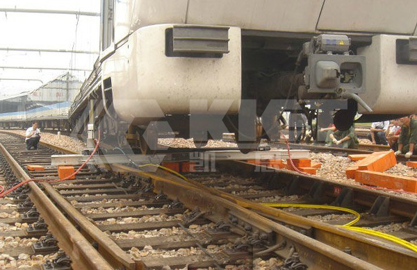 机车复轨液压系统用于机车脱轨后顶升复轨