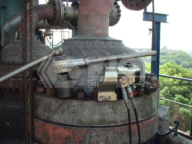 液压扳手用于炼油厂压力容器维修拆卸